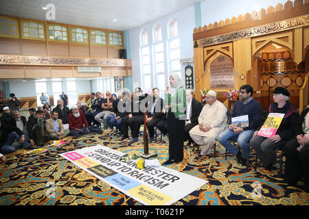 Manchester, UK. Mar 17, 2019. Ashraf Nahella de résister au racisme s'exprimant après l'attaque terroriste en Nouvelle-Zélande. Les gens de tous les secteurs de la communauté se sont réunis pour une Veillée organisée par Stand Up au racisme et Manchester Conseil de mosquées mosquée au parc Victoria. Rusholme, Manchester, UK, 17 mars 2019 (C)Barbara Cook/Alamy Live News Crédit : Barbara Cook/Alamy Live News Banque D'Images