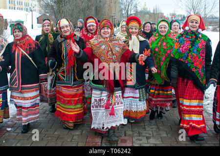 De Tambov, en Russie. Mar 17, 2019. Du 16 au 18 mars 2019, dans de nombreuses régions de la Russie marque le cinquième anniversaire de l'annexion de la Crimée à la Russie (''Tatars spring''). Dans la ville de Tambov (Russie), le 17 mars, le Festival du printemps de Crimée a eu lieu sur la place de la musique. Dans une photo ''" artistes en costumes folkloriques russes à pied le long de la digue de la ville de Tambov (Russie), pendant le Festival de printemps de Crimée Crédit : Demian Stringer/ZUMA/Alamy Fil Live News Banque D'Images