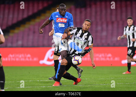 Naples, Italie. Mar 17, 2019. Foto Cafaro/LaPresse 17 marzo 2019 Napoli, Italia sport calcio Napoli vs Udinese - Campionato di Calcio Serie A TIM 2018/2019 - stadio San Paolo. Kalidou Koulibaly Nella foto : (SSC Napoli). Cafaro Photo/LaPresse 17 mars 2019 Naples, Italie Sports Football Napoli vs Udinese - championnat de football italien une ligue TIM 2018/2019 - stade San Paolo. Dans le pic : Kalidou Koulibaly (SSC Napoli). Credit : LaPresse/Alamy Live News Banque D'Images