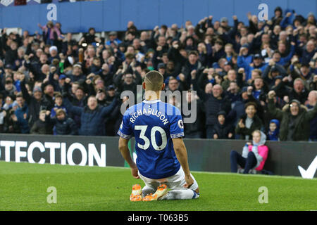 Liverpool, Royaume-Uni. Mar 17, 2019. Richarlison de Everton célèbre après avoir marqué son 1er but équipes. Premier League, Everton v Chelsea à Goodison Park à Liverpool le dimanche 17 mars 2019. Cette image ne peut être utilisé qu'à des fins rédactionnelles. Usage éditorial uniquement, licence requise pour un usage commercial. Aucune utilisation de pari, de jeux ou d'un seul club/ligue/dvd publications. Photos par Chris Stading/Andrew Orchard la photographie de sport/Alamy live news Crédit : Andrew Orchard la photographie de sport/Alamy Live News Banque D'Images