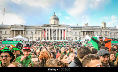 Londres, Royaume-Uni. Mar 17, 2019. À la suite de la spectaculaire parade de la St Patrick à l'heure, les gens célèbrent et assister à des spectacles sur Trafalgar Square au coeur de Londres. Credit : Imageplotter/Alamy Live News Banque D'Images