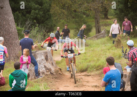 Cape Town, Afrique du Sud. 17 mars, 2019. Maja Wloszczowska de Pologne devant et derrière elle est son partenaire de Luthi Ariane Suisse arrive à la fin du prologue étape du début de l'Absa Cape Epic huit jours de course à vélo. ©Childa Santrucek/Alamy Live News Banque D'Images