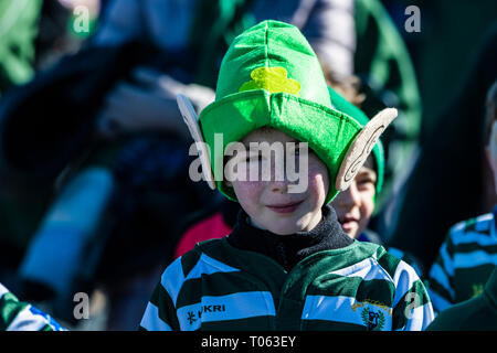 Greystones, Irlande. 17 mars, 2019. La population locale en campagne irlandaise, banlieue de Dublin, pour célébrer la Saint-Patrick, jour à leur ville natale. Festival a eu lieu à la rue principale de Greystones et fait son chemin jusqu'à la st. Patrick l'Eglise d'Irlande, Photo de Vitaliy Tuzov/Alamy Live News Banque D'Images