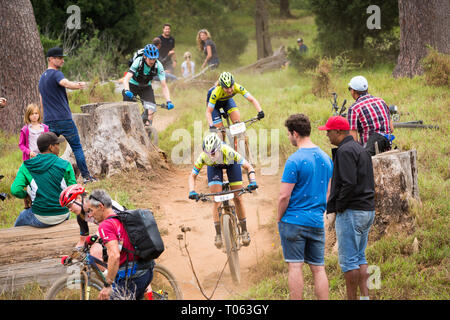 Cape Town, Afrique du Sud. 17 mars, 2019. Mariske Strauss de l'Afrique du Sud à l'avant et son partenaire Jennie Stenerhag de la Suède à la fin du prologue étape du début de l'Absa Cape Epic huit jours de course à vélo. ©Childa Santrucek/Alamy Live News Banque D'Images