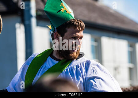 Greystones, Irlande. 17 mars, 2019. La population locale en campagne irlandaise, banlieue de Dublin, pour célébrer la Saint-Patrick, jour à leur ville natale. Festival a eu lieu à la rue principale de Greystones et fait son chemin jusqu'à la st. Patrick l'Eglise d'Irlande, Photo de Vitaliy Tuzov/Alamy Live News Banque D'Images