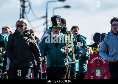 Greystones, Irlande. 17 mars, 2019. La population locale en campagne irlandaise, banlieue de Dublin, pour célébrer la Saint-Patrick, jour à leur ville natale. Festival a eu lieu à la rue principale de Greystones et fait son chemin jusqu'à la st. Patrick l'Eglise d'Irlande, Photo de Vitaliy Tuzov/Alamy Live News Banque D'Images