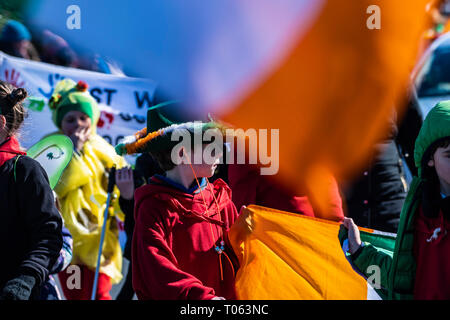 Greystones, Irlande. 17 mars, 2019. Garçon irlandais dans l'ombre du drapeau irlandais. La population locale en campagne irlandaise, banlieue de Dublin, pour célébrer la Saint-Patrick, jour à leur ville natale. Festival a eu lieu à la rue principale de Greystones. Photo par Vitaliy Tuzov/Alamy Live News Banque D'Images