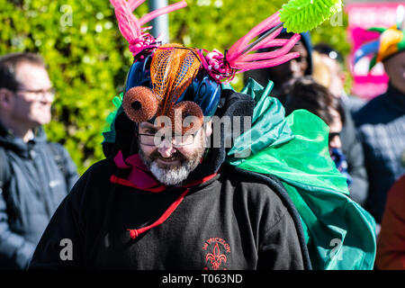 Greystones, Irlande. 17 mars, 2019. La population locale en campagne irlandaise, banlieue de Dublin, pour célébrer la Saint-Patrick, jour à leur ville natale. Festival a eu lieu à la rue principale de Greystones et fait son chemin jusqu'à la st. Patrick l'Eglise d'Irlande, Photo de Vitaliy Tuzov/Alamy Live News Banque D'Images