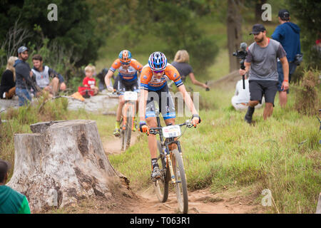 Cape Town, Afrique du Sud. 17 mars, 2019. David Nordemann des Pays-Bas à l'avant et son partenaire Erwin Bakker a également des Pays-Bas Fermer derrière presque à la fin du prologue étape du début de l'Absa Cape Epic huit jours de course à vélo. ©Childa Santrucek/Alamy Live News Banque D'Images
