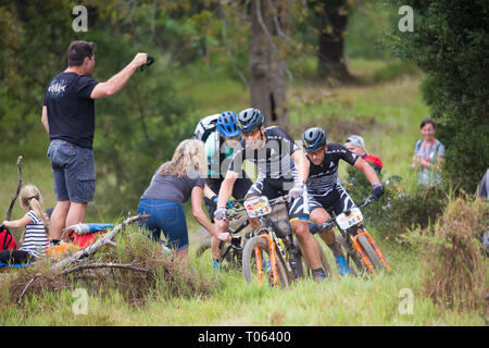 Cape Town, Afrique du Sud. 17 mars, 2019. Alban Lakata de l'Autriche à l'avant et son partenaire de l'Allemagne, Karl Platt fermer derrière presque à la fin du prologue étape du début de l'Absa Cape Epic huit jours de course à vélo. ©Childa Santrucek/Alamy Live News Banque D'Images