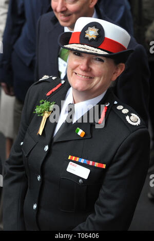 Londres, Royaume-Uni. Mar 17, 2019. Dany QFSM Coton (London Fire Brigade) Commissaire à la St Patrick's Day Parade dans le centre de Londres, Angleterre, Royaume-Uni. Festivités sont organisées chaque année pour commémorer le saint de l'Irlande, St Patrick, mais pour beaucoup de gens aujourd'hui le message chrétien a été remplacé par une bonne excuse pour une street party, arrosées de plusieurs pintes de Guinness. Crédit : Michael Preston/Alamy Live News Banque D'Images