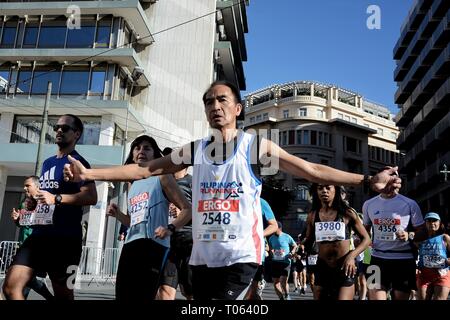 Athènes, Grèce. Mar 17, 2019. Porteur vu tournant à la course du semi-marathon d'Athènes 2019. Credit : Giorgos Zachos SOPA/Images/ZUMA/Alamy Fil Live News Banque D'Images