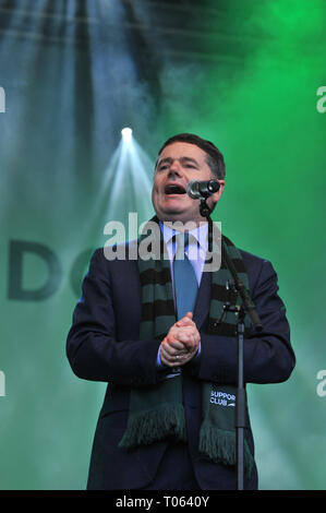 Londres, Royaume-Uni. Mar 17, 2019. Paschal Donohoe (Eire ministre des Finances, le Fine Gael politicien) parlant de la scène lors de l'Assemblée Trafalgar Square festivités de St Patrick's Day au centre de Londres, Angleterre, Royaume-Uni. Festivités sont organisées chaque année pour commémorer le saint de l'Irlande, St Patrick, mais pour beaucoup de gens aujourd'hui le message chrétien a été remplacé par une bonne excuse pour une street party, arrosées de plusieurs pintes de Guinness. Crédit : Michael Preston/Alamy Live News Banque D'Images