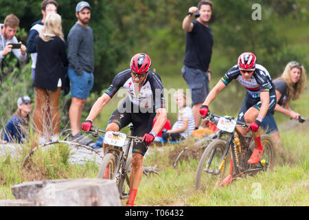 Cape Town, Afrique du Sud. 17 mars, 2019. Sam regard de la Nouvelle-Zélande à l'avant et son partenaire Jaroslav Kulhavy de la République tchèque près derrière presque à la fin du prologue étape du début de l'Absa Cape Epic huit jours cycliste.©Childa Santrucek/Alamy Live News Banque D'Images