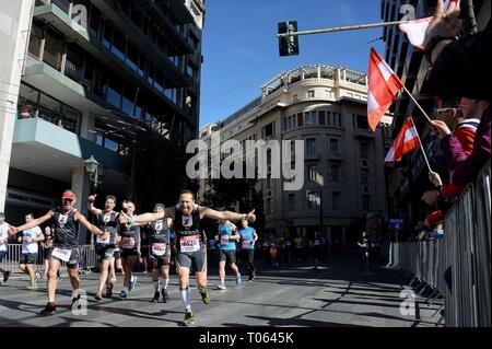 Athènes, Grèce. Mar 17, 2019. Porteur vu tournant à la course du semi-marathon d'Athènes 2019. Credit : Giorgos Zachos SOPA/Images/ZUMA/Alamy Fil Live News Banque D'Images
