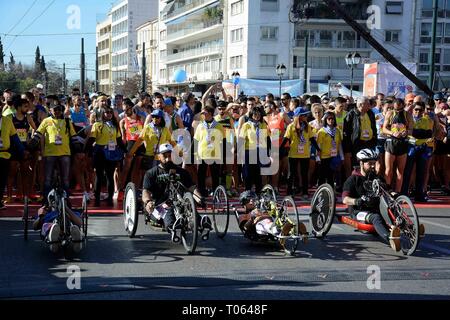 Athènes, Grèce. Mar 17, 2019. Coureurs sur fauteuil roulant vu au début de la Demi-marathon d'Athènes 2019. Credit : Giorgos Zachos SOPA/Images/ZUMA/Alamy Fil Live News Banque D'Images