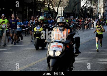 Athènes, Grèce. Mar 17, 2019. Porteur vu tournant à la course du semi-marathon d'Athènes 2019. Credit : Giorgos Zachos SOPA/Images/ZUMA/Alamy Fil Live News Banque D'Images