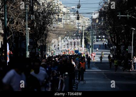 Athènes, Grèce. Mar 17, 2019. Porteur vu tournant à la course du semi-marathon d'Athènes 2019. Credit : Giorgos Zachos SOPA/Images/ZUMA/Alamy Fil Live News Banque D'Images