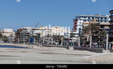 Palma, Espagne. Mar 16, 2019. Hôtels sur la promenade de l'Arenal, sur l'île de Majorque. Le holiday island se prépare pour le début de la saison à la fin d'avril. Credit : Clara Margais/dpa/Alamy Live News Banque D'Images