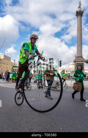 Londres, Royaume-Uni. Mar 17, 2019. 17 mars 2019. Londres, Royaume-Uni. Cycle de l'homme sur le vieux style retro location à St Patrick's Day Parade à travers le centre de Londres. Credit : AndKa/Alamy Live News Banque D'Images