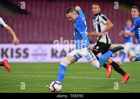 Naples, Italie. Mar 17, 2019. Foto Cafaro/LaPresse 17 marzo 2019 Napoli, Italia sport calcio Napoli vs Udinese - Campionato di Calcio Serie A TIM 2018/2019 - stadio San Paolo. Nella foto : Piotr Zielinski (SSC Napoli). Cafaro Photo/LaPresse 17 mars 2019 Naples, Italie Sports Football Napoli vs Udinese - championnat de football italien une ligue TIM 2018/2019 - stade San Paolo. Dans le pic : Piotr Zielinski (SSC Napoli). Credit : LaPresse/Alamy Live News Banque D'Images