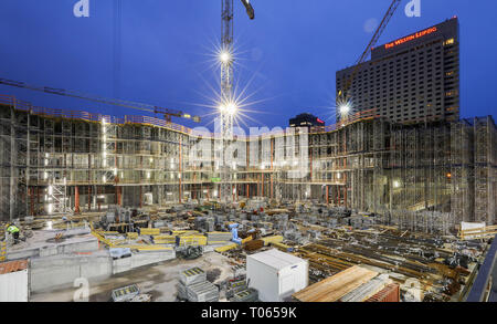 Leipzig, Allemagne. Feb 13, 2019. Le soir, les travailleurs de la construction travaillent sur le chantier de construction du nouveau siège de la Sächsische Aufbaubank à Leipzig's Gerberstraße. La Sächsische Aufbaubank (SAB) est une filiale à 100 % de l'Etat libre de Saxe. Fondée en 1991, il fournit du financement pour les entreprises, la recherche, le logement et le développement urbain. Ccs est actuellement basé à Dresde, et à partir de 2020 jusqu'à 600 employés sont à entrer dans le nouveau siège de Leipzig. Crédit : Jan Woitas/dpa-Zentralbild/ZB/dpa/Alamy Live News Banque D'Images