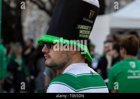 Budapest, Hongrie. Mar 17, 2019. St Patrick's Day Parade à Budapest, avec des milliers de visiteurs. L'homme à chapeau noir long regarde la foule. Credit : Morfon Media/Alamy Live News Banque D'Images