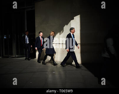 Londres, Royaume-Uni. Mar 17, 2019. Les clients quittent la BBC après d'apparition sur l'Andrew Marr Show. Broadcasting House, Londres. Royaume-uni Philip Hammond et son entourage quittent la BBC Crédit : Thomas Bowles/Alamy Live News Banque D'Images