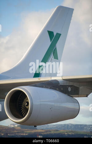 Glasgow, Royaume-Uni. 17 mars 2019. L'Écosse l'avion privé de l'équipe de football vu sur la piste à l'aéroport de Glasgow heures avant de partir avec l'équipe. X L'air de luxe l'exploitation des avions de transport, avec cet Airbus A340-300 (reg : 9H-BIG) étant leur avion phare qui peut accueillir 100 passagers avec 12 sièges à plat avec l'équipage avec un 2-2-2 coin mise en page sur un large corps aéronef. Crédit : Colin Fisher/Alamy Live News Banque D'Images