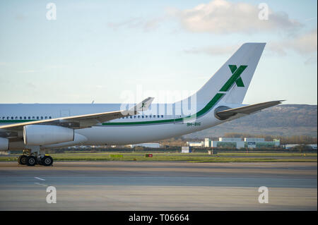 Glasgow, Royaume-Uni. 17 mars 2019. L'Écosse l'avion privé de l'équipe de football vu sur la piste à l'aéroport de Glasgow heures avant de partir avec l'équipe. X L'air de luxe l'exploitation des avions de transport, avec cet Airbus A340-300 (reg : 9H-BIG) étant leur avion phare qui peut accueillir 100 passagers avec 12 sièges à plat avec l'équipage avec un 2-2-2 coin mise en page sur un large corps aéronef. Crédit : Colin Fisher/Alamy Live News Banque D'Images