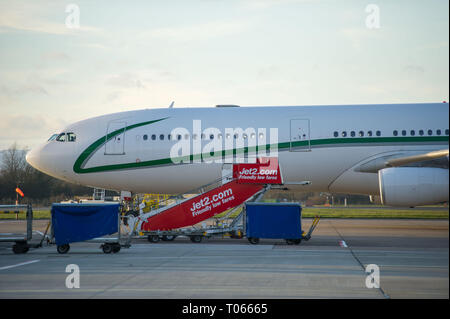 Glasgow, Royaume-Uni. 17 mars 2019. L'Écosse l'avion privé de l'équipe de football vu sur la piste à l'aéroport de Glasgow heures avant de partir avec l'équipe. X L'air de luxe l'exploitation des avions de transport, avec cet Airbus A340-300 (reg : 9H-BIG) étant leur avion phare qui peut accueillir 100 passagers avec 12 sièges à plat avec l'équipage avec un 2-2-2 coin mise en page sur un large corps aéronef. Crédit : Colin Fisher/Alamy Live News Banque D'Images