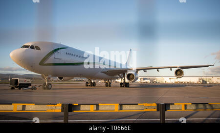 Glasgow, Royaume-Uni. 17 mars 2019. L'Écosse l'avion privé de l'équipe de football vu sur la piste à l'aéroport de Glasgow heures avant de partir avec l'équipe. X L'air de luxe l'exploitation des avions de transport, avec cet Airbus A340-300 (reg : 9H-BIG) étant leur avion phare qui peut accueillir 100 passagers avec 12 sièges à plat avec l'équipage avec un 2-2-2 coin mise en page sur un large corps aéronef. Crédit : Colin Fisher/Alamy Live News Banque D'Images