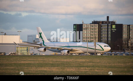 Glasgow, Royaume-Uni. 17 mars 2019. L'Écosse l'avion privé de l'équipe de football vu sur la piste à l'aéroport de Glasgow heures avant de partir avec l'équipe. X L'air de luxe l'exploitation des avions de transport, avec cet Airbus A340-300 (reg : 9H-BIG) étant leur avion phare qui peut accueillir 100 passagers avec 12 sièges à plat avec l'équipage avec un 2-2-2 coin mise en page sur un large corps aéronef. Crédit : Colin Fisher/Alamy Live News Banque D'Images