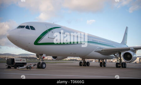 Glasgow, Royaume-Uni. 17 mars 2019. L'Écosse l'avion privé de l'équipe de football vu sur la piste à l'aéroport de Glasgow heures avant de partir avec l'équipe. X L'air de luxe l'exploitation des avions de transport, avec cet Airbus A340-300 (reg : 9H-BIG) étant leur avion phare qui peut accueillir 100 passagers avec 12 sièges à plat avec l'équipage avec un 2-2-2 coin mise en page sur un large corps aéronef. Crédit : Colin Fisher/Alamy Live News Banque D'Images