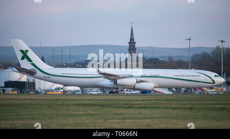 Glasgow, Royaume-Uni. 17 mars 2019. L'Écosse l'avion privé de l'équipe de football vu sur la piste à l'aéroport de Glasgow heures avant de partir avec l'équipe. X L'air de luxe l'exploitation des avions de transport, avec cet Airbus A340-300 (reg : 9H-BIG) étant leur avion phare qui peut accueillir 100 passagers avec 12 sièges à plat avec l'équipage avec un 2-2-2 coin mise en page sur un large corps aéronef. Crédit : Colin Fisher/Alamy Live News Banque D'Images