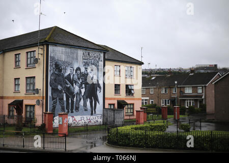 Londonderry, en Irlande du Nord. 16 Mar 2019. Une peinture murale représentant la fin de l'évêque Edward Daly qui agitait un mouchoir blanc comme Jackie Duddy est emporté au cours de la tuerie sanglante 1972 dimanche, dans la région de Bogside Derry, Irlande du Nord, le 16 mars 2019. - Dimanche sanglant, parfois appelé le Bogside Massacre, était un incident survenu le 30 janvier 1972 dans la zone Bogside de Derry, Irlande du Nord, quand les soldats britanniques shot 28 civils non armés lors d'une marche de protestation contre l'internement. Credit : Irish Eye/Alamy Live News Banque D'Images