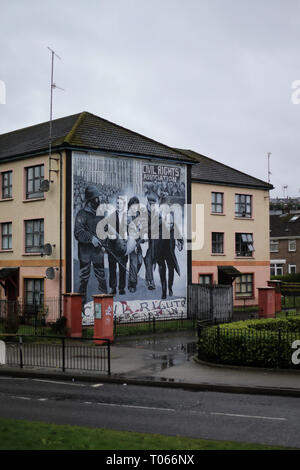 Londonderry, en Irlande du Nord. 16 Mar 2019. Une peinture murale représentant la fin de l'évêque Edward Daly qui agitait un mouchoir blanc comme Jackie Duddy est emporté au cours de la tuerie sanglante 1972 dimanche, dans la région de Bogside Derry, Irlande du Nord, le 16 mars 2019. - Dimanche sanglant, parfois appelé le Bogside Massacre, était un incident survenu le 30 janvier 1972 dans la zone Bogside de Derry, Irlande du Nord, quand les soldats britanniques shot 28 civils non armés lors d'une marche de protestation contre l'internement. Credit : Irish Eye/Alamy Live News Banque D'Images