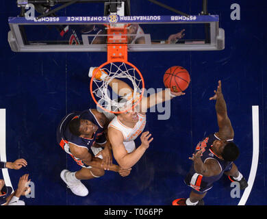17 mars, 2019 ; Tennessee Williams de subvention Bénévoles (2) monte et sous le panier à l'encontre de la Auburn Tigers lors d'un match de championnat de sec entre le Maine bénévoles vs Auburn Tigers chez Bridgestone Arena de Nashville, TN (Obligatoire Crédit Photo : Steve Roberts/Cal Sport Media) Banque D'Images