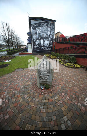 Londonderry, en Irlande du Nord. 16 Mar 2019. Un mémorial à l'évêque Edward Daly est vu en face de la fresque des droits civils 1968 mise à jour avec le SDLP, John Hume et Ivan Cooper dans la zone Bogside catholique nationaliste de Derry (Londonderry), l'Irlande du Nord, le 16 mars 2019. - "Cette fresque commémore le début de la lutte pour les droits démocratiques dans Vienne. On ne répétera jamais assez que cette lutte impliqués les protestants aussi bien que catholiques. Le 5 octobre 1968 a pris fin en mars de sang dans Duke Street Derry. Credit : Irish Eye/Alamy Live News Banque D'Images