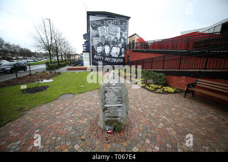 Londonderry, en Irlande du Nord. 16 Mar 2019. Un mémorial à l'évêque Edward Daly est vu en face de la fresque des droits civils 1968 mise à jour avec le SDLP, John Hume et Ivan Cooper dans la zone Bogside catholique nationaliste de Derry (Londonderry), l'Irlande du Nord, le 16 mars 2019. - "Cette fresque commémore le début de la lutte pour les droits démocratiques dans Vienne. On ne répétera jamais assez que cette lutte impliqués les protestants aussi bien que catholiques. Le 5 octobre 1968 a pris fin en mars de sang dans Duke Street Derry. Credit : Irish Eye/Alamy Live News Banque D'Images