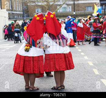 Londres, Royaume-Uni. 17Th Mar 2019. Les participants et les fêtards in London's St Patricks Day Parade de partout dans le monde. Les participants de l'Amérique du Sud célèbrent leurs amis irlandais à Londres. Crédit : Thomas Bowles/Alamy Live News Banque D'Images