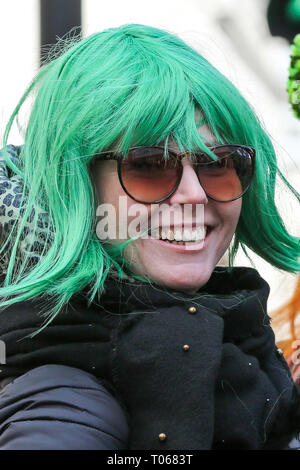 London, UK, UK. Mar 17, 2019. Une femme portant une perruque de couleur verte de l'époque de la St Patrick's Day celebration comme la parade annuelle voyages à travers les rues du centre de Londres. Credit : Dinendra Haria SOPA/Images/ZUMA/Alamy Fil Live News Banque D'Images