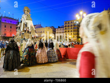 Valence, Espagne, le 17 mars 2019. La fallera et les falleros livrer les fleurs très excité. Chaque fallera porte un bouquet de touches qui ornent une mosaïque de la couche de la Virgen de los Desamparados. Credit : Salva Garrigues/ Alamy Live News Banque D'Images