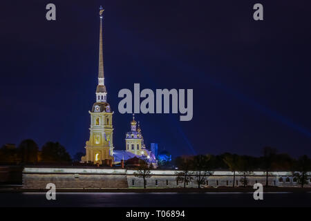 La Forteresse Pierre et Paul spire après le coucher du soleil avec la rivière Neva en premier plan dans la région de Saint Petersburg, Russie Banque D'Images