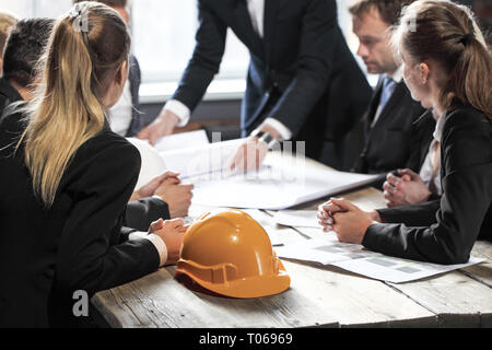 Les ingénieurs et les hommes d'affaires discutent de projets de construction en milieu de travail. Concept de construction. Banque D'Images
