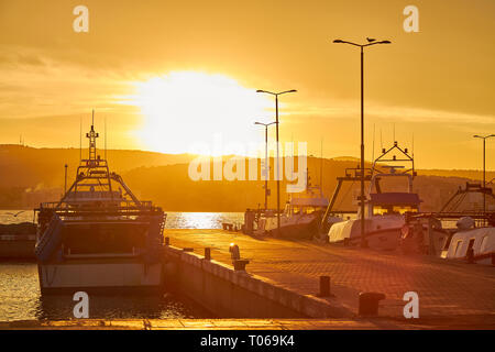 Coucher du soleil la lumière dans un port espagnol de la ville de Palamos sur la Costa Brava Banque D'Images