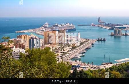 Malaga, Espagne - 18 mai 2018. Bateau de croisière Mein Schiff 5 Seven Seas Cruises avec Explorer et Rhapsody of the Seas à port de Malaga, Espagne Banque D'Images