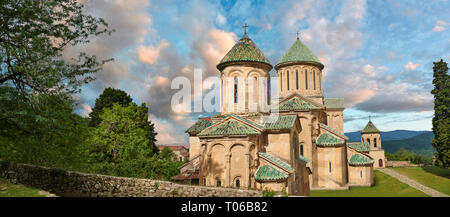 Photos et images des églises orthodoxes de Géorgie de Gelati (premier plan) St George, 13e siècle, (derrière) Église de la Vierge, 1106. La cité médiévale Gela Banque D'Images