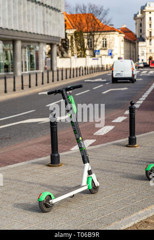 Scooter électrique en stationnement sur la route. Pologne Varsovie. 18 février, 2019. Banque D'Images