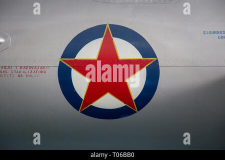 Cocarde de l'Armée de l'Air yougoslave sur un fuselage de MIG 21 affiché dans le musée de l'aéronautique serbe à Belgrade Banque D'Images